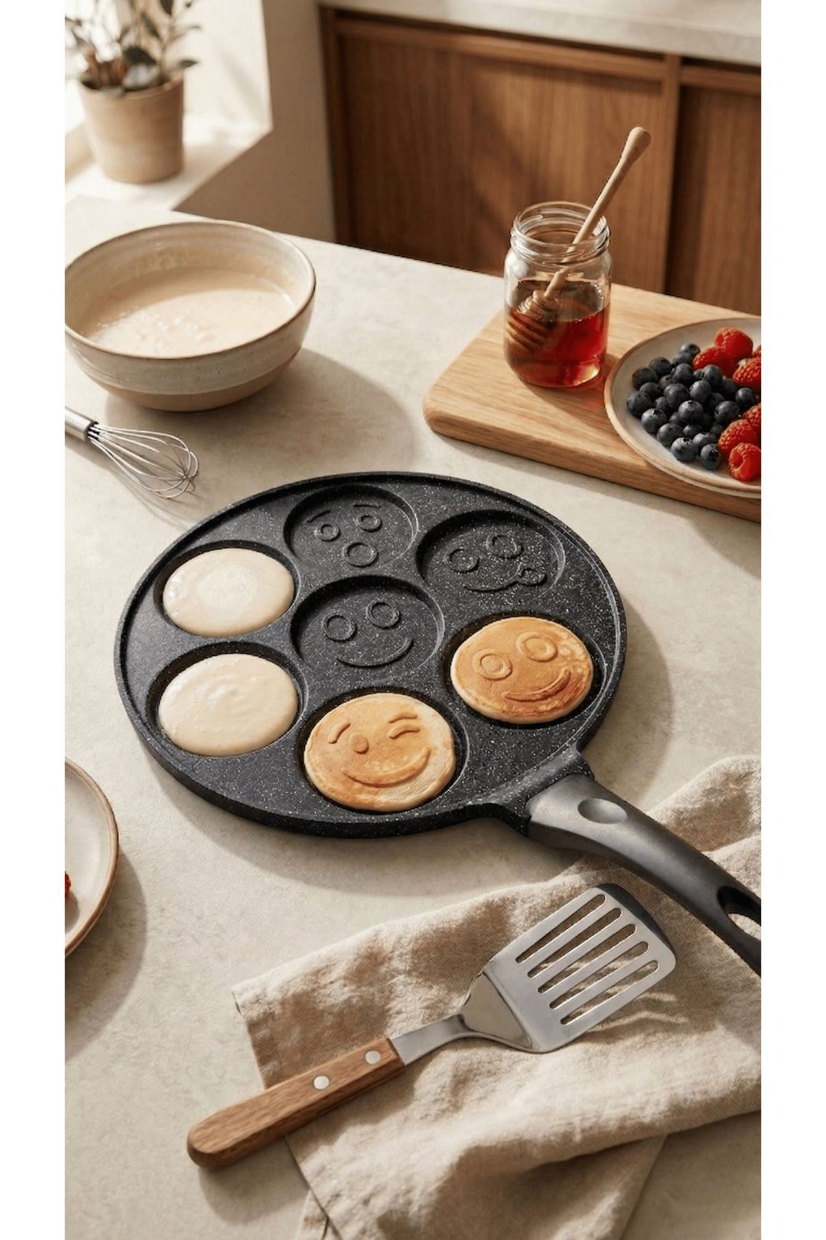 PanFace Emoji Pancake Tavası 27 cm | 7 Bölmeli Döküm Alüminyum Pankek & Kahvaltı Tavası Siyah