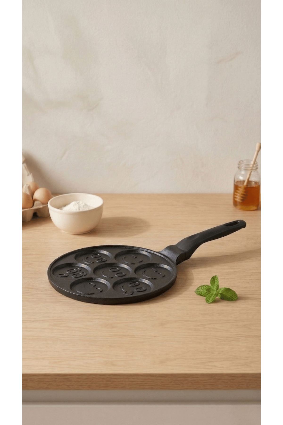 PanFace Emoji Pancake Tavası 27 cm | 7 Bölmeli Döküm Alüminyum Pankek & Kahvaltı Tavası Siyah